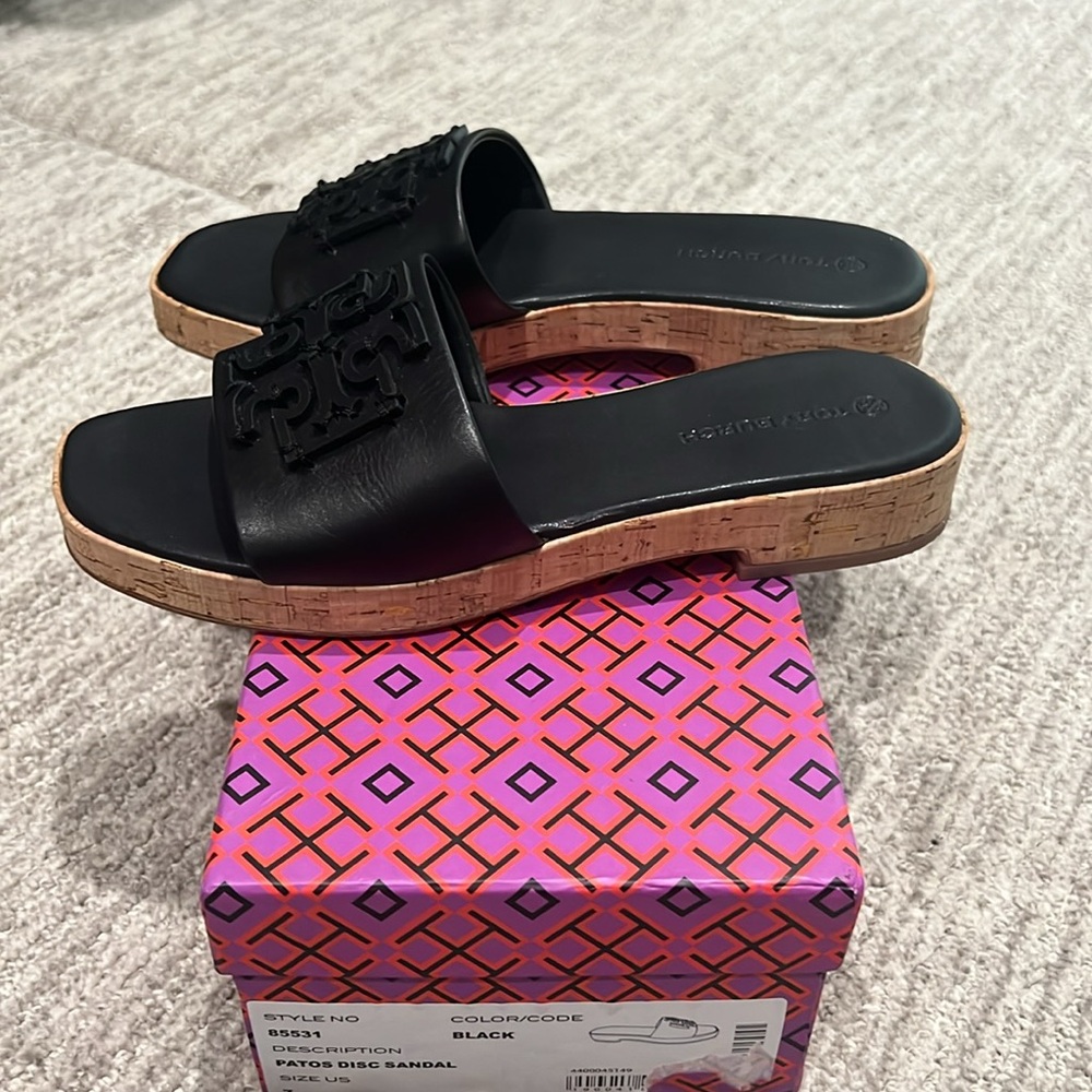 TORY BURCH LOGO LEATHER AND CORK SANDALS - Picture 4 of 4
